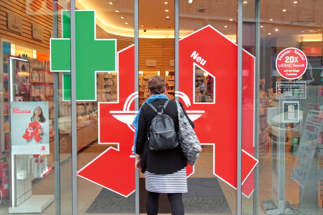 Hereinspaziert: Damit Kunden künftig zur Grippeimpfung auch in die dafür vorgesehenen Apotheken kommen, müssen diese zunächst mit Plakaten oder Flyern auf das neue Angebot hingewiesen werden. / Foto: Imago/Ralph Peters