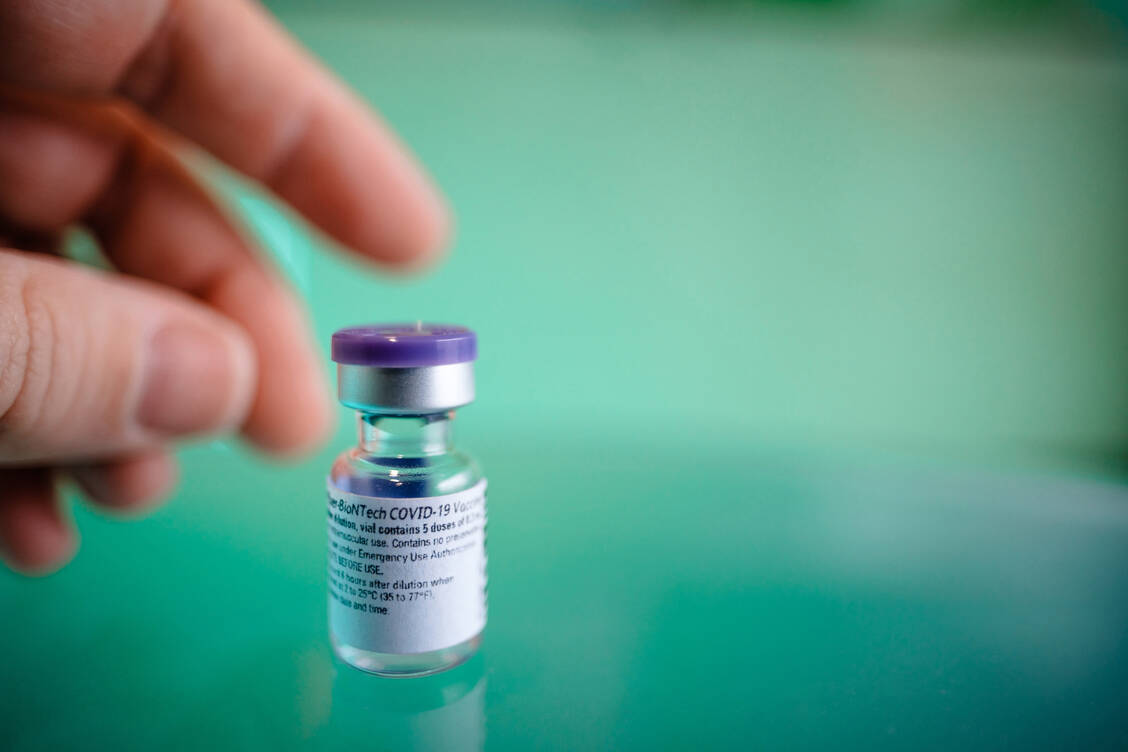 Biontechs Impfstoff kommt als Konzentrat. Die Ampulle enthält nach vorschriftsmäßiger Verdünnung mehr als die fünf deklarierten Impfdosen. / Foto: Biontech