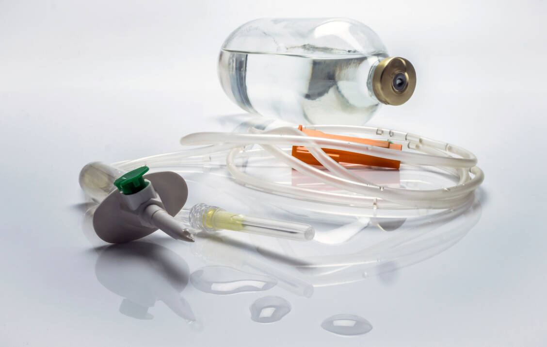Tocilizumab wird Covid-19-Patienten als Einmaldosis per Infusion verabreicht. / Foto: Getty Images/digicomphoto