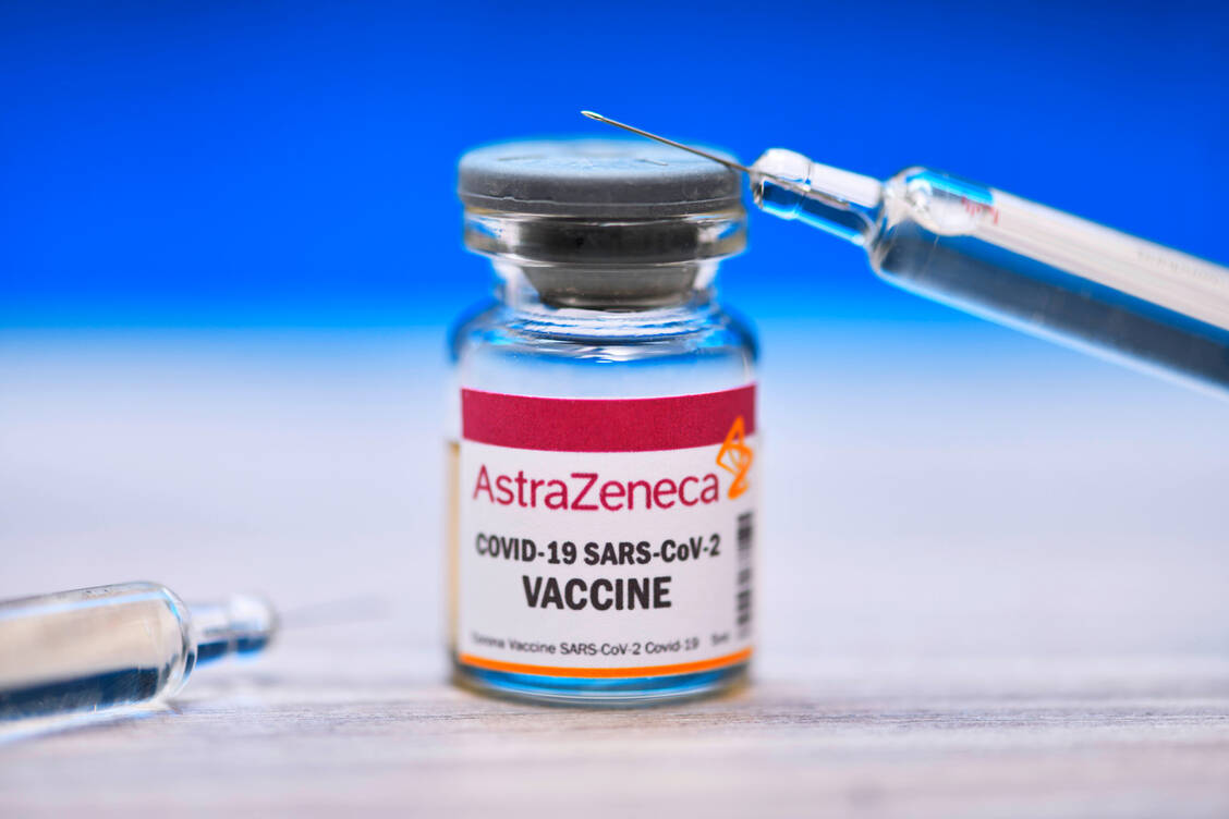 Der Covid-19-Impfstoff AZD1222 von Astra-Zeneca soll Ende der Woche zugelassen werden. / Foto: Imago/Christian Ohde