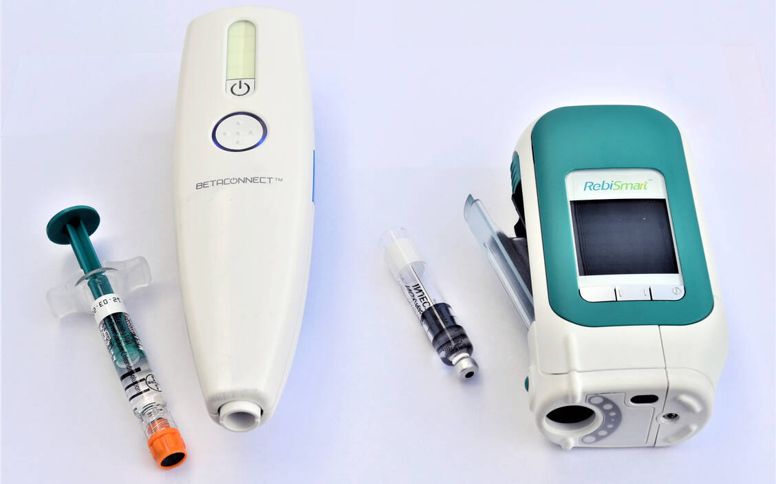 Zwei in Deutschland verfügbare Systeme zur Betainterferon-Therapie für Multiple-Sklerose-Patienten / Foto: Kircher