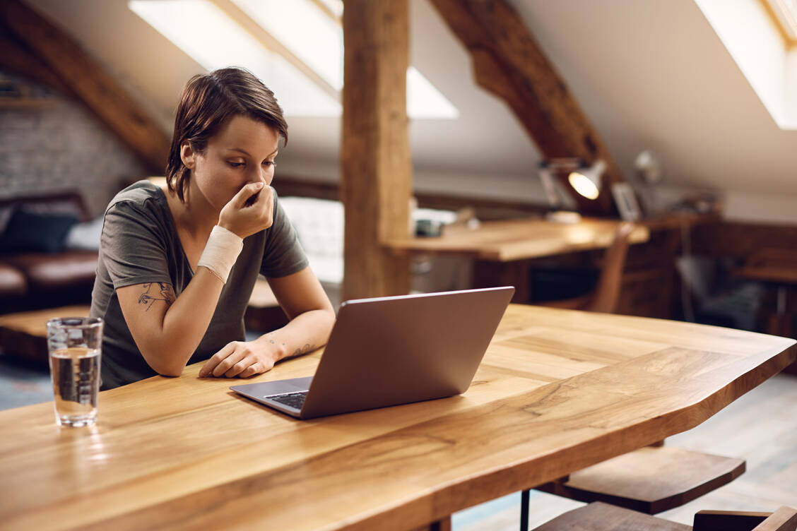 Mehr Expertinnen und Experten gefragt: Insbesondere junge Menschen nutzen TikTok für Selbstdiagnosen – die Inhalte sind jedoch oft verzerrt. / © Getty Images/Drazen Zigic