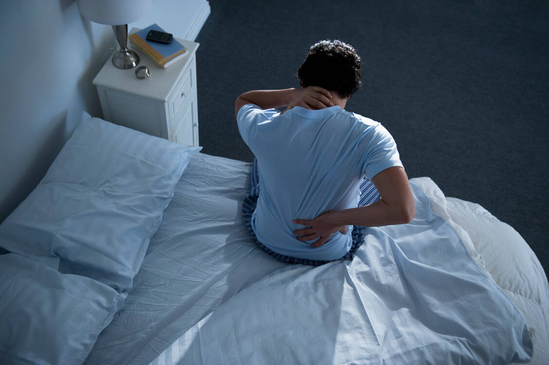 Schmerzen sind alles andere als schlaffördernd, umgekehrt begünstigen Schlafprobleme auch das Schmerzempfinden. Melatonin könnte beides mit einer Klappe schlagen, allerdings darf man nur einen moderaten Effekt erwarten. / © Getty Images/Tetra Images