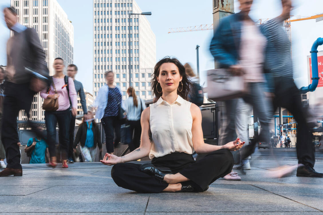 Angespannt: Der Geist reagiert oft mit alten Instinkten. Doch sie passen kaum in eine Welt, die schneller, dichter und lauter geworden ist. / © Getty Images/Westend61