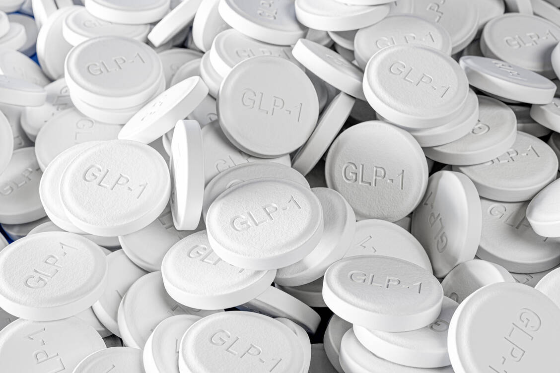 GLP-1 hat eine viel zu geringe Halbwertszeit, um als Medikament eingesetzt zu werden. Andere GLP-1-Rezeptoragonisten haben dieses Problem nicht. In Phase III wird derzeit mit Aleniglipron ein Wirkstoff getestet, der noch längst nicht so bekannt ist wie Semaglutid oder Orforglipron. / © GettyImages/	aprott