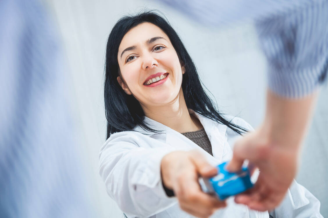 Zugegeben: Die tägliche Arbeit in der Apotheke macht nicht immer Spaß – doch neues Personal lässt sich nur gewinnen, wenn man sich weiterhin für die pharmazeutischen Berufe begeistern kann. / Foto: Getty Images/Leonardo Patrizi