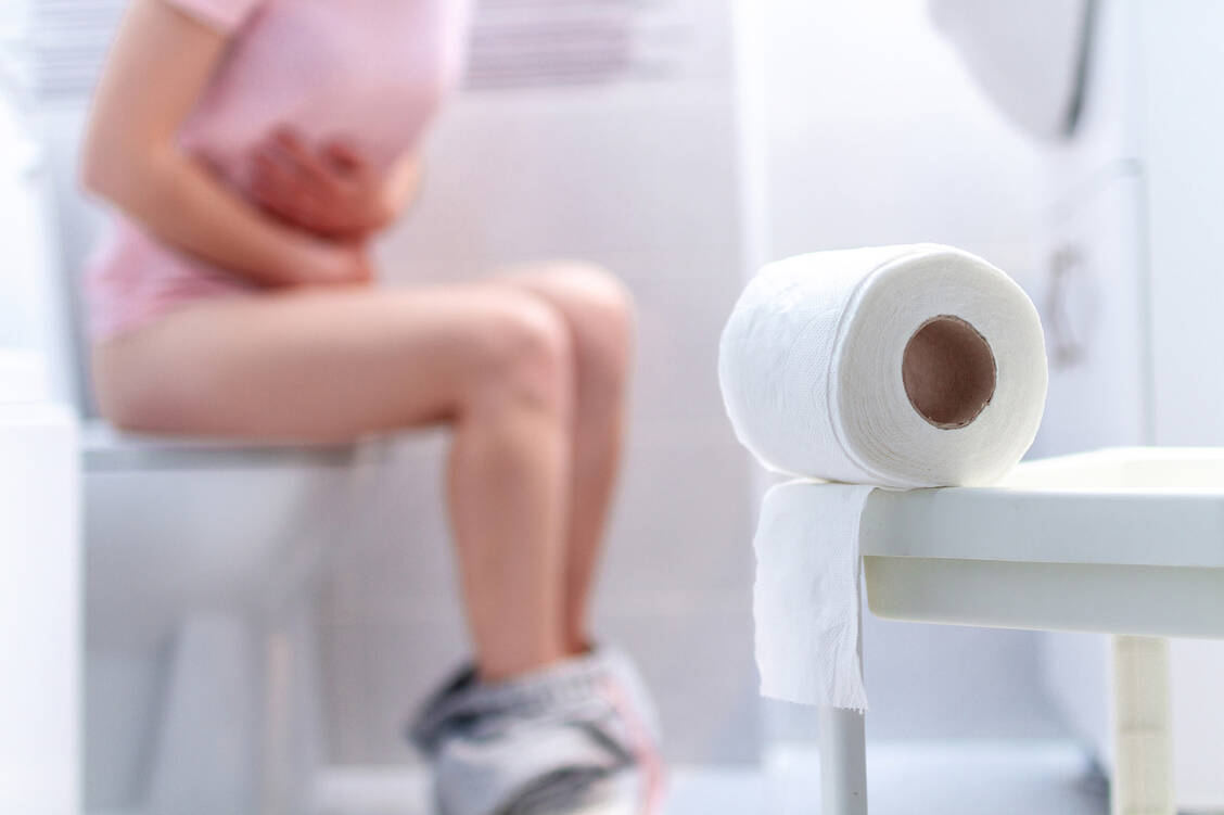 Bauchschmerzen und blutige Durchfälle belasten Patienten mit Colitis ulcerosa stark. Vorrangiges Therapieziel ist daher, eine Remission zu erreichen und zu erhalten.  / Foto: Adobe Stock/Goffkein