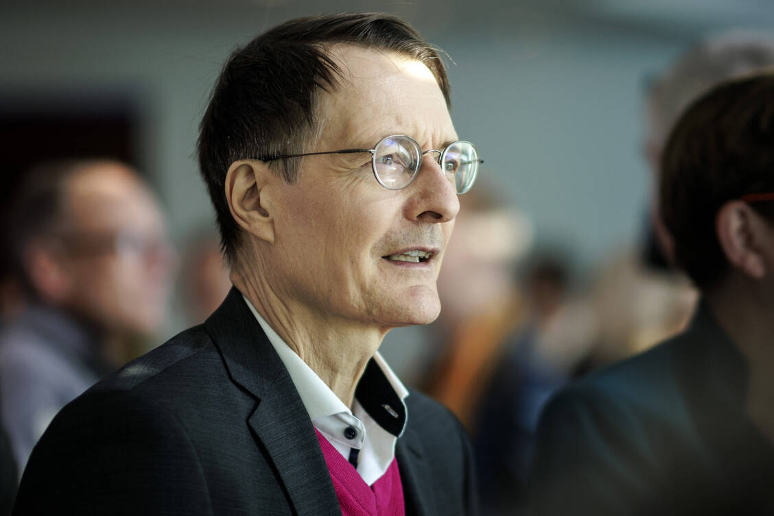 Der Gesundheitsminister verspricht eine weitgehende Entschwärzung der RKI-Protokolle.  / Foto: IMAGO/photothek