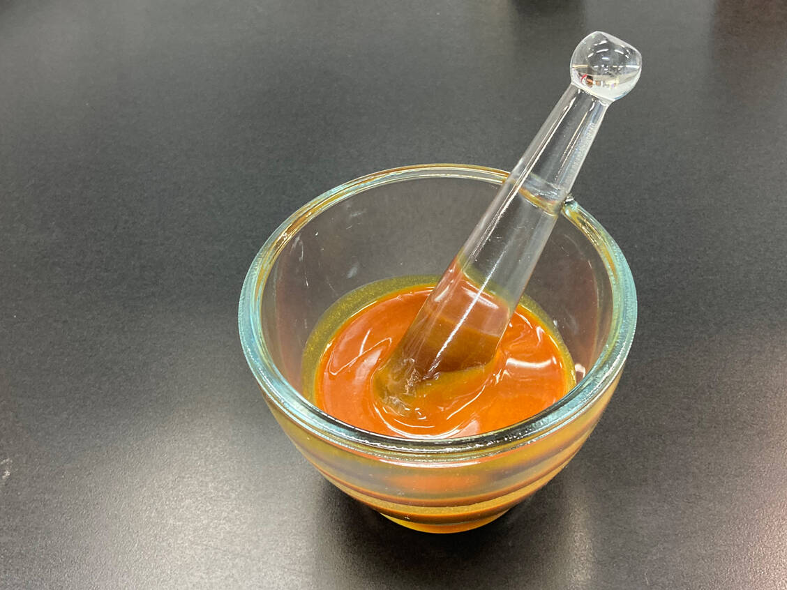 Apotheken können jetzt dank der überarbeiteten Zusammensetzung Povidon-Iod-Zuckersalbe (NRF 11.42.) wieder herstellen / Foto: DAC/NRF