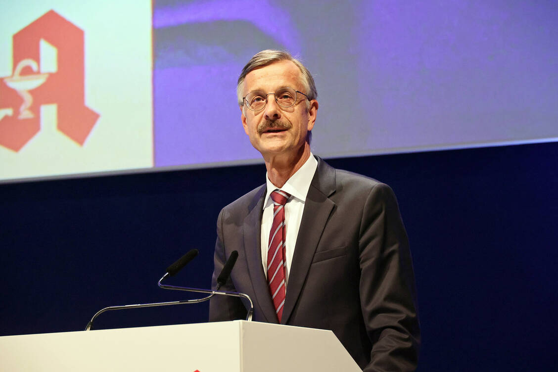 ABDA-Hauptgeschäftsführer Sebastian Schmitz benannte beim Deutschen Apothekertag positive und weniger erfreuliche Entwicklungen für die Apotheker. / Foto: PZ/Alois Müller