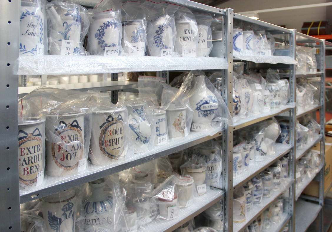 Museumsdepot mit Lagerregal der ­Bestandsgruppe II E, Fayencen / Foto: Deutsches Apotheken-Museum