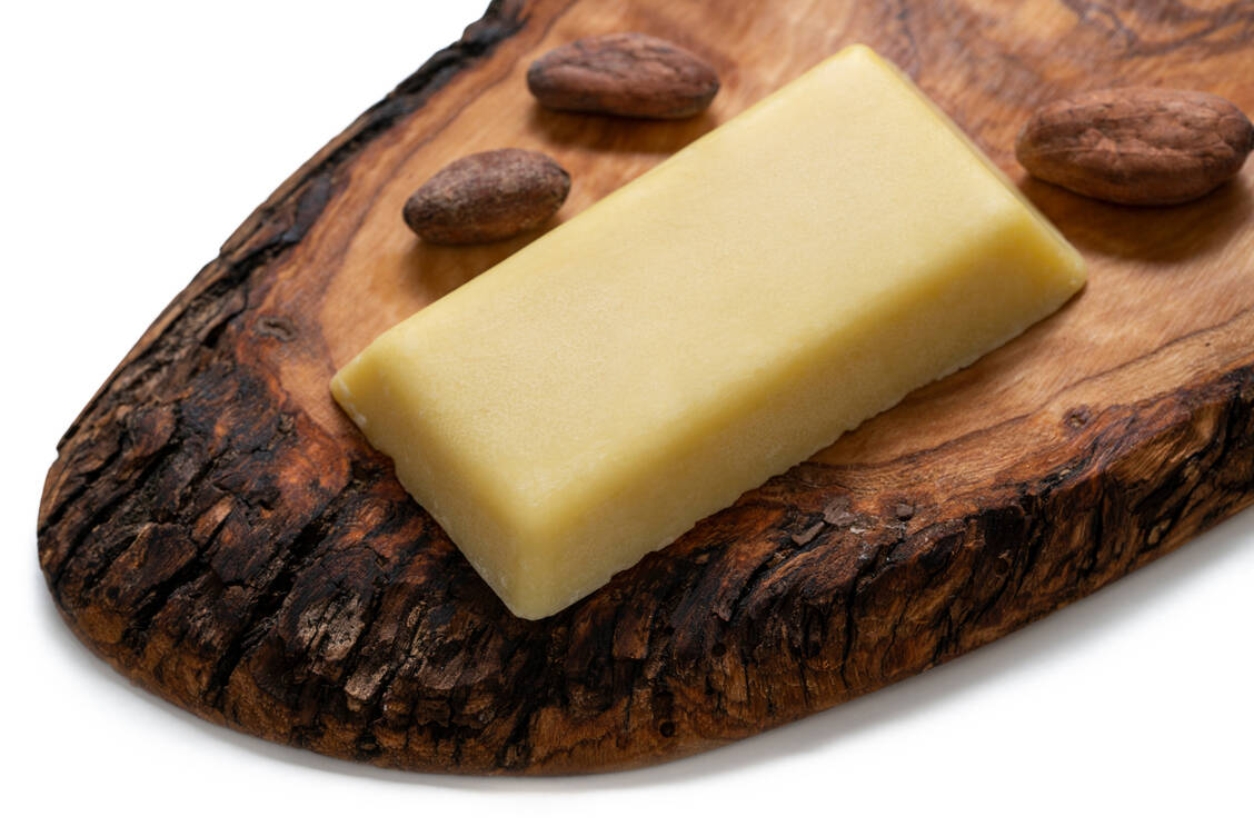 Kakaobutter muss natürlich für Rezepturen in Arzneibuchqualität verwendet werden. Im Gegensatz zum weißen Hartfett ist Kakaobutter blassgelblich. / Foto: Getty Images/Mediterranean