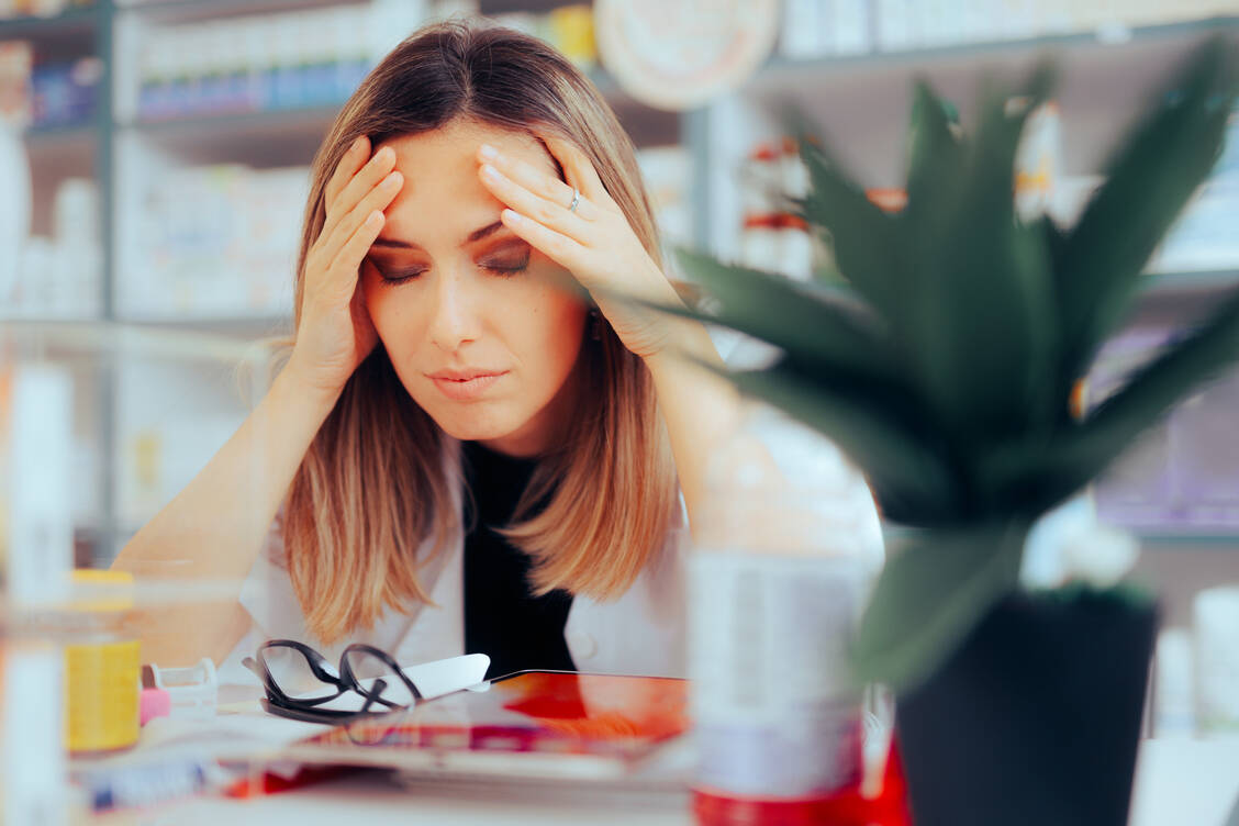 Der Weltapothekerverband fordert in seinem Bericht mehr Aufmerksamkeit für die mentale Gesundheit des Personals in öffentlichen Apotheken. / Foto: Getty Images/nicoletaionescu