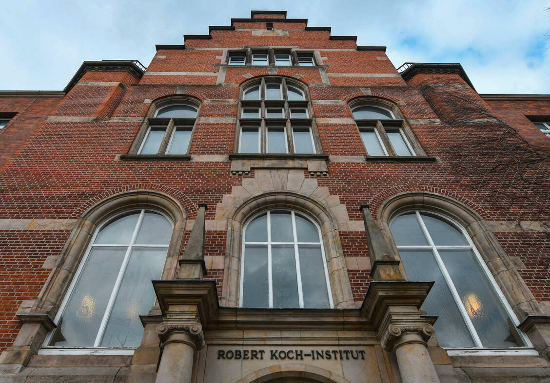Das Robert-Koch-Institut (RKI) in Berlin führt die offizielle Statistik der Covid-19-Erkrankten und -Gestorbenen in Deutschland. Die Zahlen werden der Behörde teilweise zeitverzögert gemeldet, zu wenige werden aber nicht erfasst, betont das RKI. / Foto: picture alliance