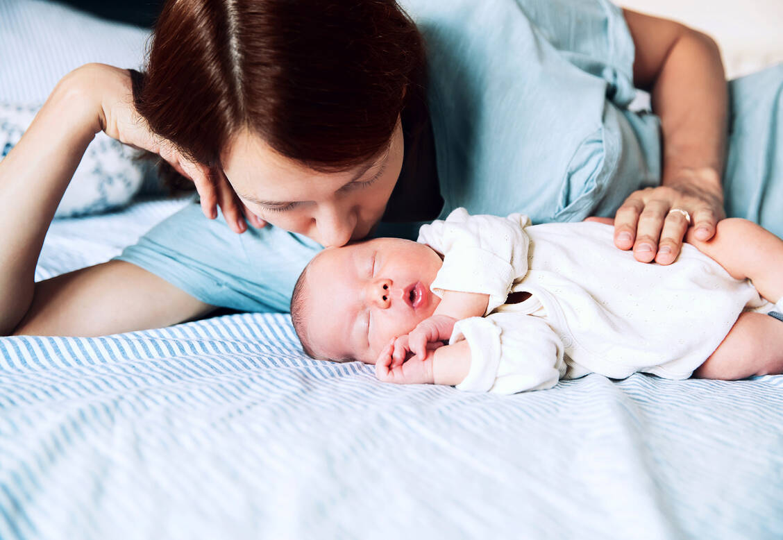 Endlich ist das Baby da! Jetzt beginnt wieder eine Zeit der Neuorientierung für die Frau. / © Adobe Stock/nataliaderiabina
