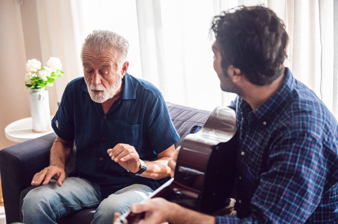 Glücksmomente: miteinander Freude haben und in Kontakt kommen / Foto: Adobe Stock/chokniti