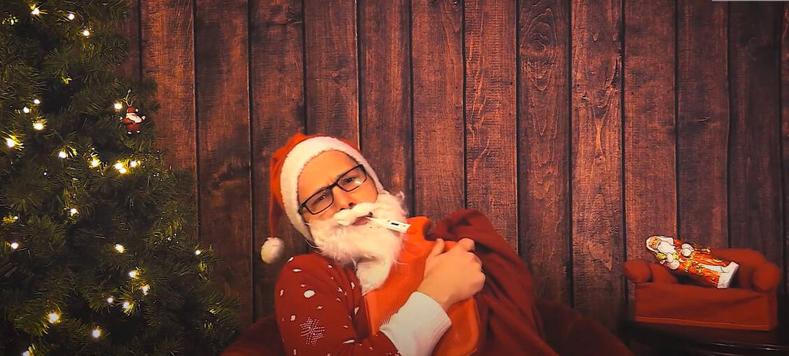 Wenn der Weihnachtsmann krank ist, kommt der Botendienst der Apotheke und bringt ihm seine Medikamente. Auch auf diese Dienstleistung der lokalen Apotheken macht Apotheker Stephan Torke aus Freital in seinem neuen Musikvideo aufmerksam. / Foto: Screenshot Youtube/PZ