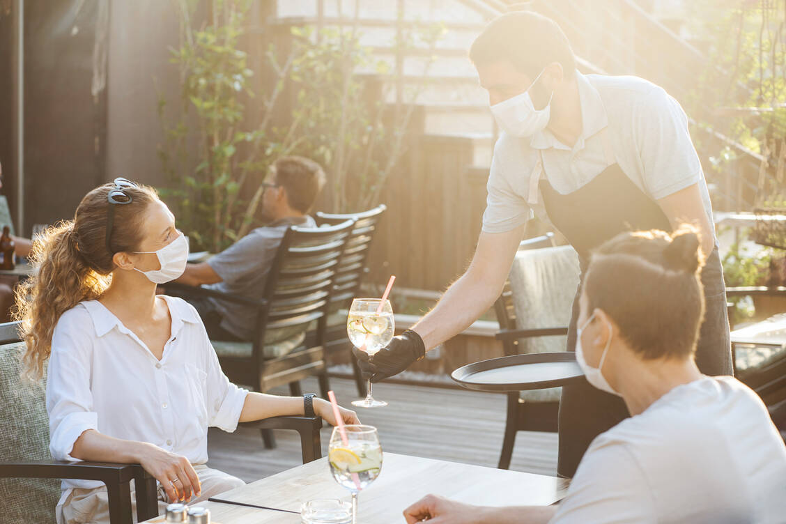 Momentan freuen sich alle über das gute Wetter und die Lockerungen. Damit letztere bleiben können, gelten weiterhin die AHA+L-Regeln. / Foto: Adobe Stock/valeriyakozoriz