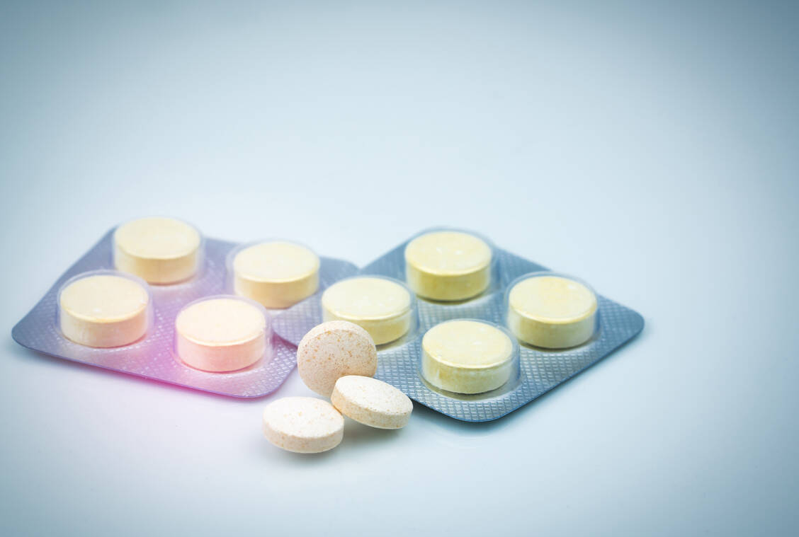 Die Teilnehmer der neuen Studie müssen relativ viele Tabletten schlucken: Vier Niclosamid-Tabletten auf einmal sowie weitere vier Camostat-Tabletten über den Tag verteilt. / Foto: Imago Images/YAY Micro