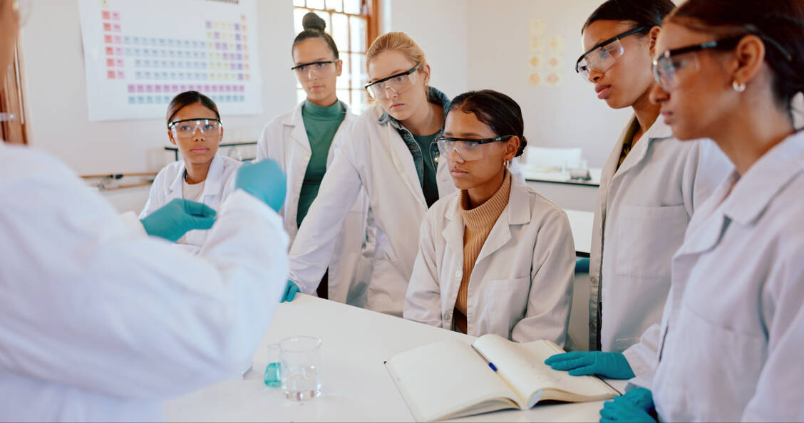 Jeder, der Pharmazie studiert hat, weiß, wie hoch die Anforderungen im Studium sind. Die Standardisierung der universitären Ausbildung legt das Fundament für die verantwortungsvolle Berufstätigkeit. / © Shutterstock/PeopleImages