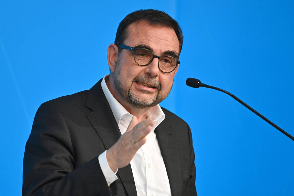 An einem Strang: Klaus Holetschek sieht die Gesundheitsminister von Bund und Ländern im Kampf gegen das Coronavirus geeint.  / Foto: Imago Images/Sven Simon