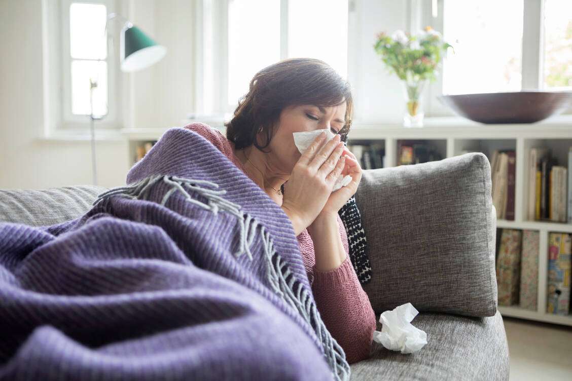 Die gute Nachricht: Die derzeitigen Hygienemaßnahmen wie Maske tragen führen zu weniger Krankschreibungen wegen Schnupfen, Husten und Co. / Foto: Getty Images/Westend61