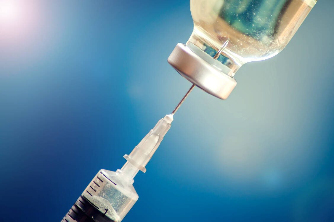 Ab sofort dürfen Apotheken auch Zahnarztpraxen mit Covid-19-Impfstoffen beliefern. / Foto: Adobe Stock/Aleksej