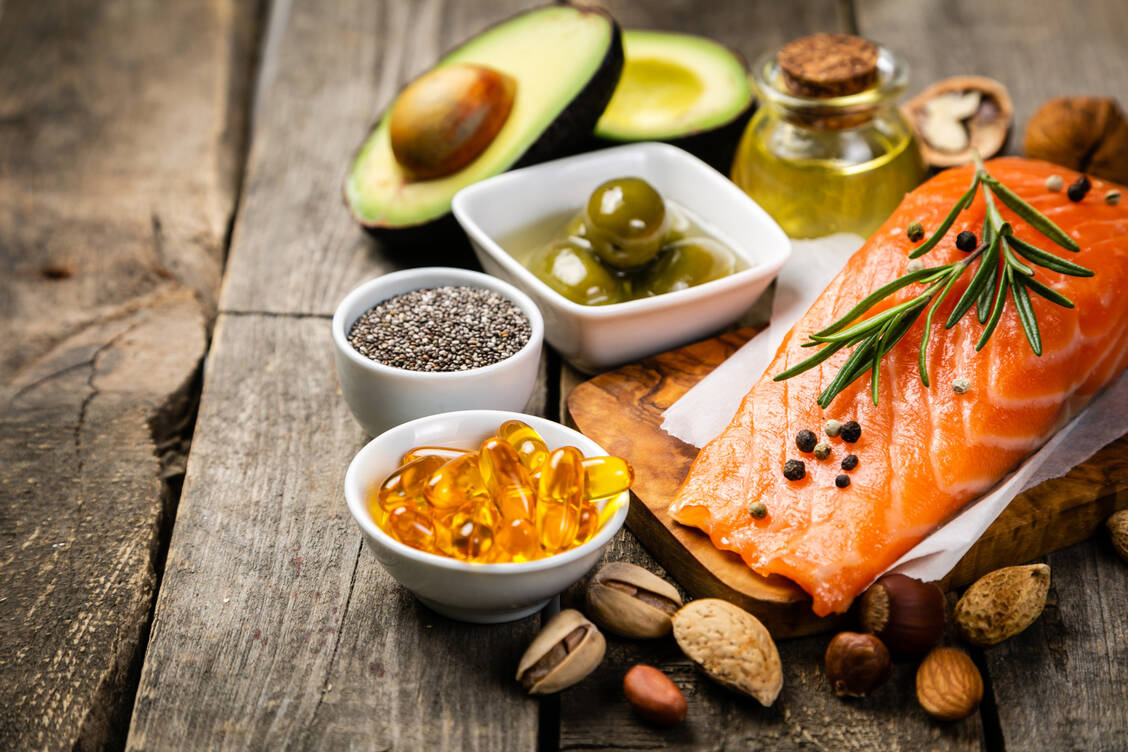 Ob als Nahrungsbestandteil oder in Form von Supplementen: 2 bis 3 g Omega-3-Fettsäuren pro Tag wirken sich einer Metaanalyse zufolge positiv auf den Blutdruck aus. / Foto: Adobe Stock/Anaumenko