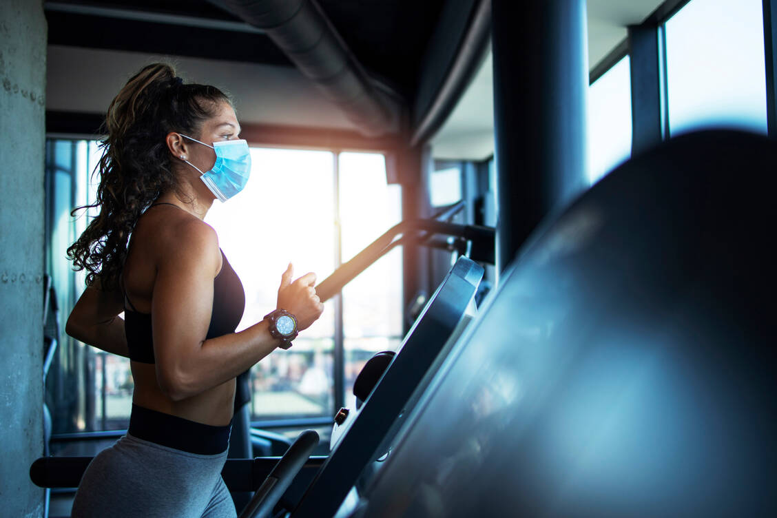 Trainieren mit Maske? Eine geringere Intensität und eine kürzere Trainingsdauer reduzieren das Infektionsrisiko.  / Foto: Adobe Stock/ littlewolf1989