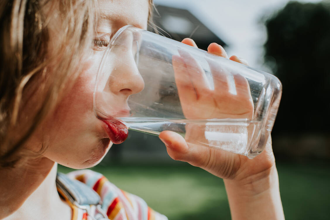 Ständiger Durst: Ein typisches Warnzeichen für einen Typ-1-Diabetes bei Kindern und Jugendlichen. / Foto: Getty Images/Catherine Falls Commercial