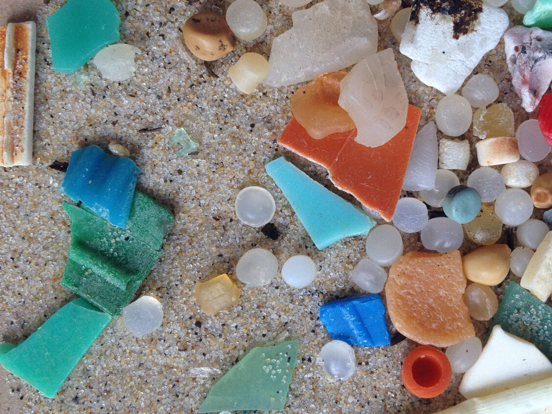 Kunststoffpartikel gibt es mittlerweile überall auf der Welt, auch am Strand. Als Mikroplastik gelten Teilchen mit einem Durchmesser unter 5 mm. / Foto: Fraunhofer UMSICHT/Leandra Hamann