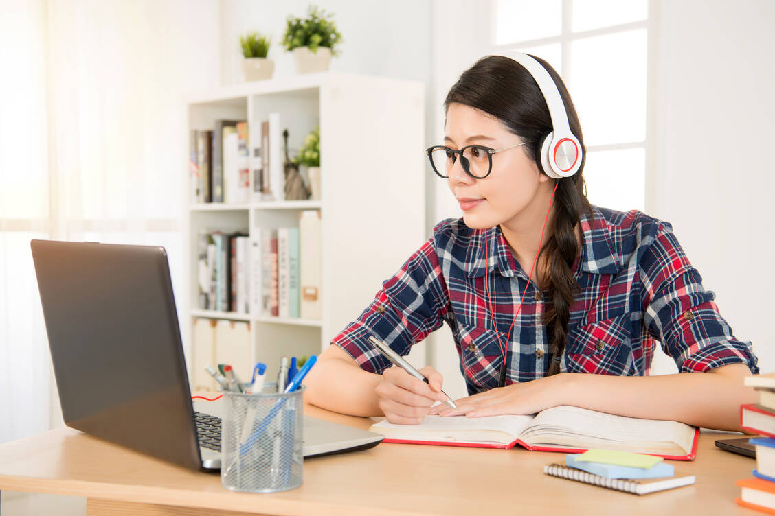 Die Teilnehmer können beim E-Learning Lernzeit und -tempo selbst einteilen. / Foto: Adobe Stock/PR IMAGE FACTORY