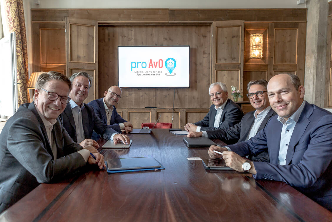 Die Gesellschafter der Initiative Pro AvO stellen gemeinsam am 17. Juni das Apothekenportal »Apora« in Hamburg vor. Frank Hennings (Sanacorp), Andreas Arntzen (Wort & Bild Verlag), Peter Menk (Geschäftsführer von Pro AvO),  Hermann Sommer (Noventi), Antonios Vonofakos (BD Rowa) und Peter Schreiner (Gehe) – (v.l). / Foto: Pro AvO