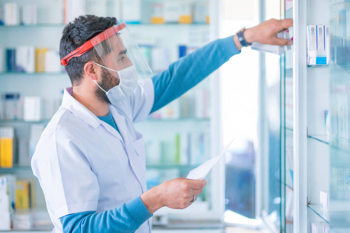 Auch in Apotheken werden Visiere – zusätzlich zum Mund-Nasen-Schutz – eingesetzt.  / Foto: Getty Images/Cihatatceken