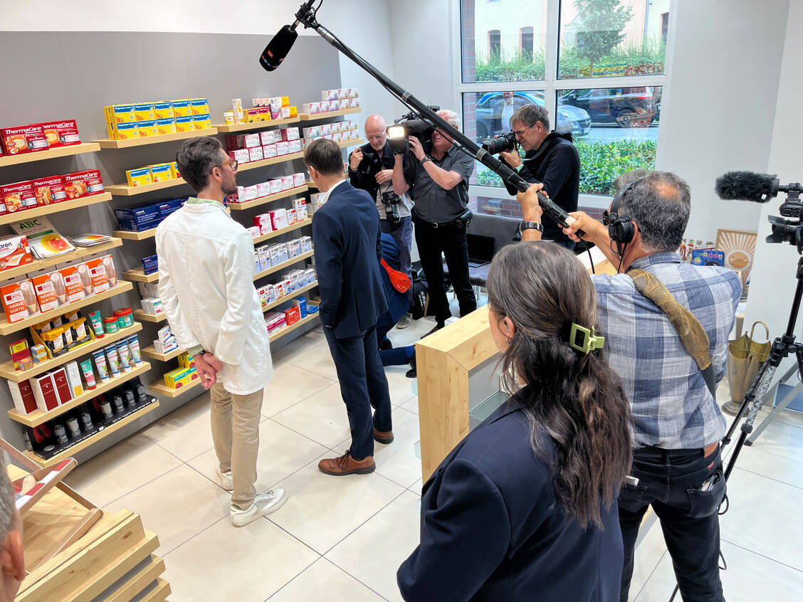 Wenn Politiker (vielleicht wie hier im Bild gar Minister) zu Besuch in die Apotheke kommen, können sich die Apothekenteams vorab mit einem Leitfaden der ABDA darauf vorbereiten. / © PZ/axm