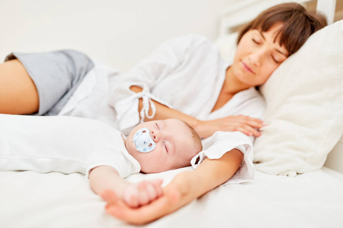 Erschöpfung und Müdigkeit bei jungen Müttern kann viele Gründe haben. Einer davon sind postpartale Störungen der Schilddrüsenfunktion. / Foto: Adobe Stock/Robert Kneschke