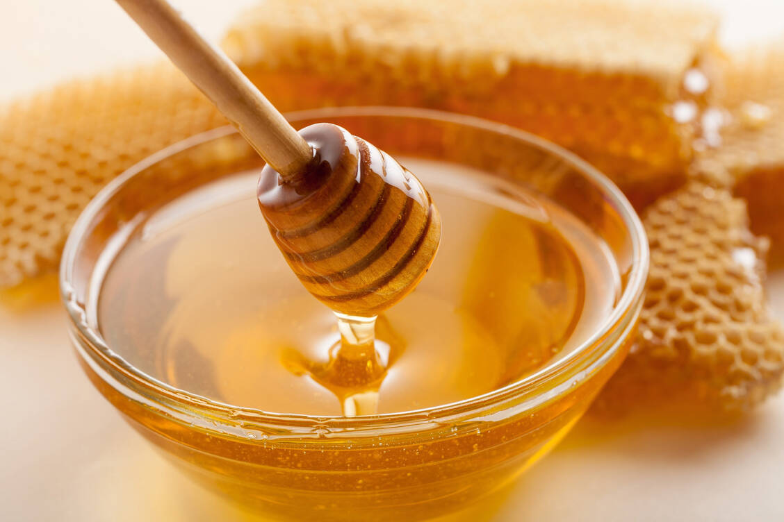 Honig ist ein probates Hausmittel bei Husten. / Foto: Fotolia/BillionPhotos.com
