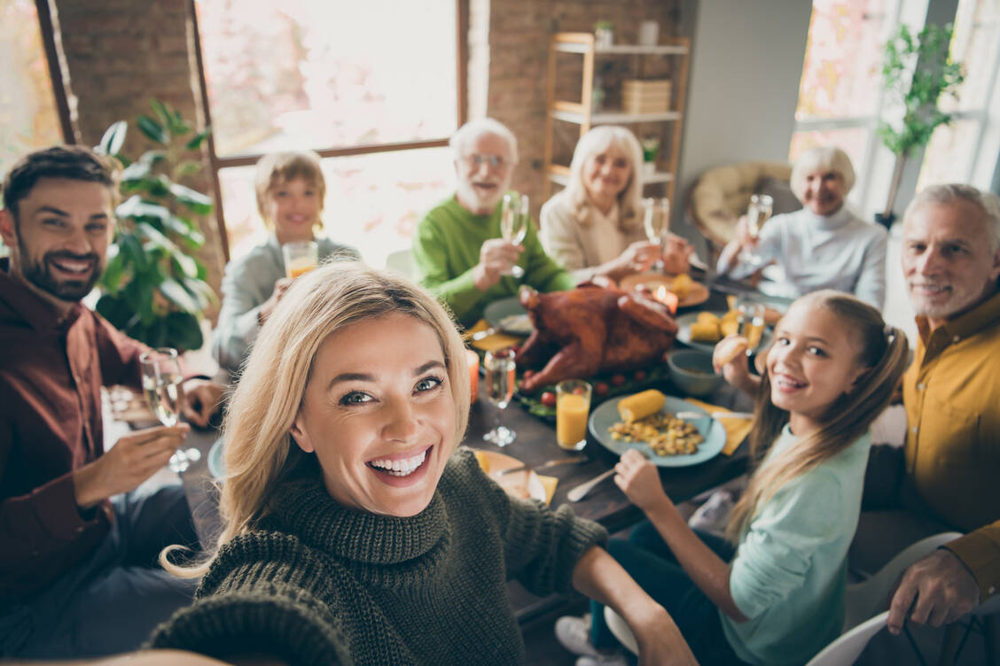 Die meisten Menschen stecken sich im privaten Umfeld, bei Freunden oder in der Familie, mit dem SARS-Coronavirus-2 an. / Foto: Adobe Stock/deagreez