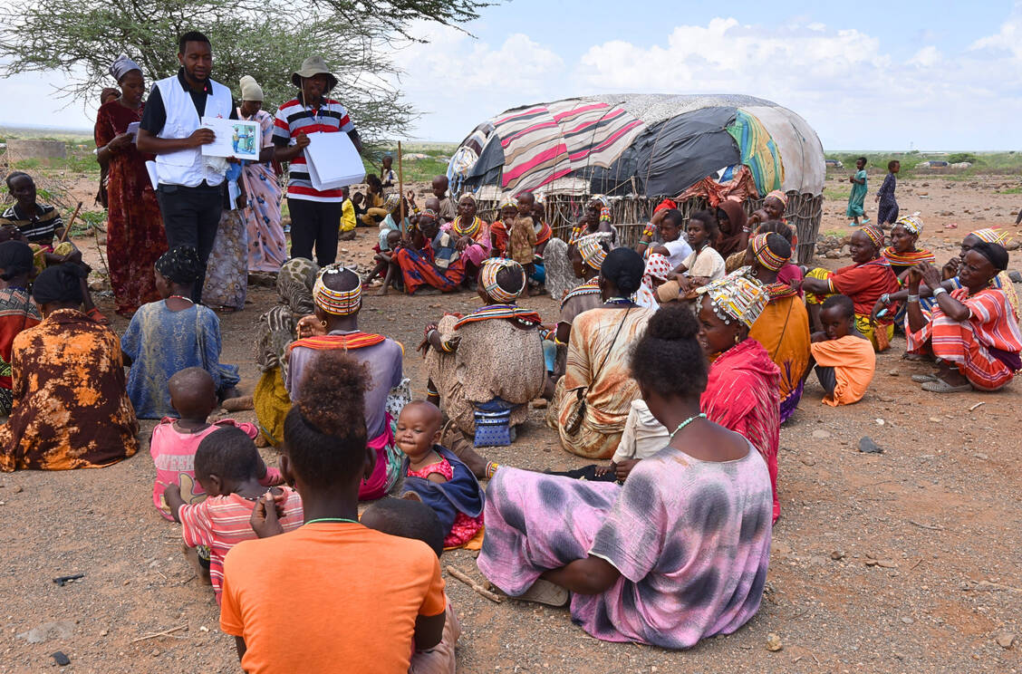 Gesundheitsmitarbeiter von MSF informieren die Bevölkerung über Kala-Azar und den Gebrauch der Moskitonetze, bevor diese verteilt werden. Hier in Loglogo, Marsabit County, in Kenia. / © MSF/Lucy Makori