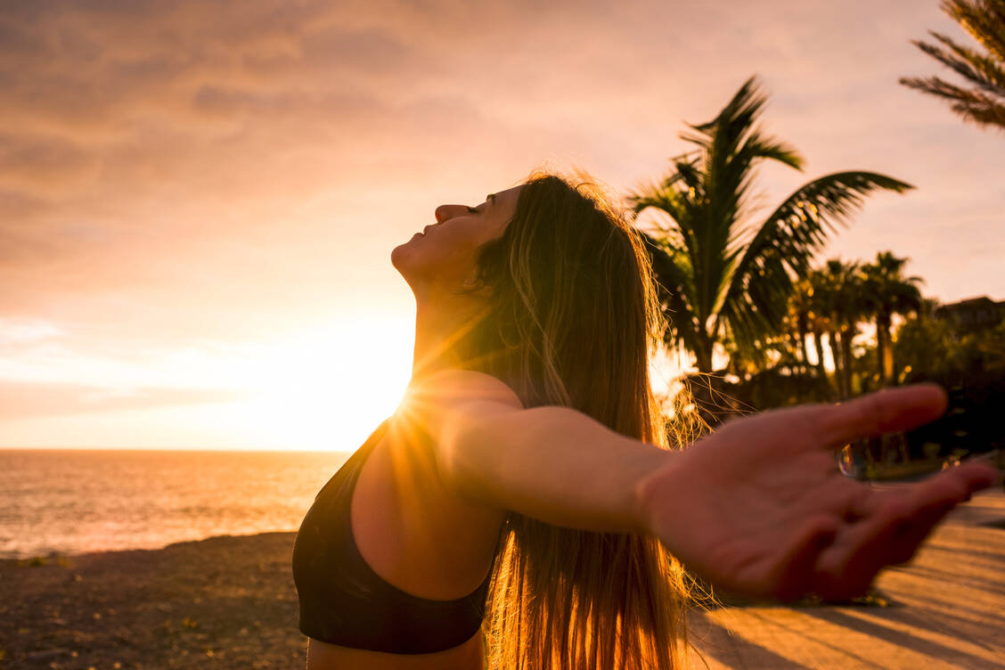 Gut eincremen – das gilt vor allem vor dem Sonnenbad. UV-bedingte Schäden lassen sich auch durch das beste After-Sun-Produkt nicht wieder wegcremen. / Foto: Adobe Stock/simona