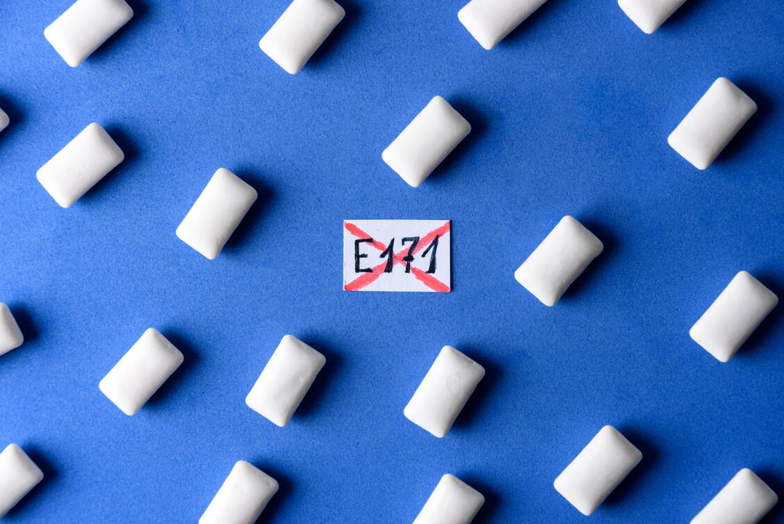 Titandioxid findet sich in der Zutatenlisten zum Beispiel von Kaugummis unter dem Kürzel E171. / Foto: Getty Images/tataks