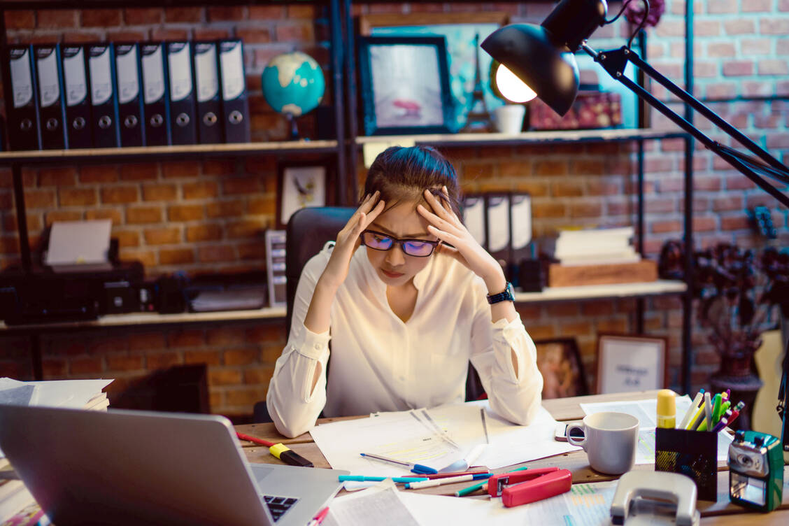 Tinnitus und Stress stehen in wechselseitiger Beziehung und schaukeln sich wie in einem Teufelskreis gegenseitig hoch. / Foto: Adobe Stock/torwaiphoto