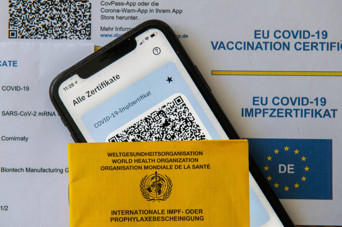 Nicht nur auf Reisen ist ein gültiges Covid-19-Impf oder Genesenen-Zertifikat essenziell. Zuletzt hatte hierzulande eine verkürzte Gültigkeitsdauer der Genesenen-Nachweise für Irritationen gesorgt.  / Foto: picture alliance/dpa Stefan Puchner