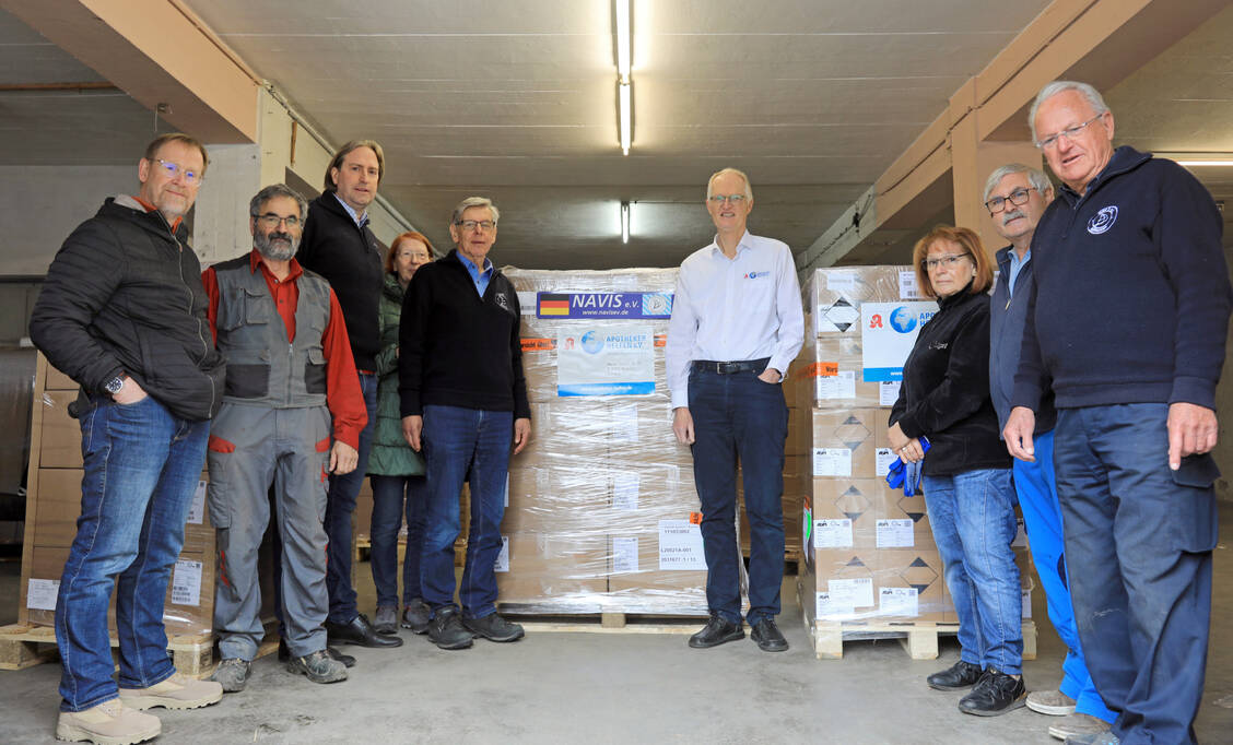Die Paletten sind gepackt: Dr. Andreas Wiegand (Mitte) mit dem NAVIS-Team, das einen großen Arzneimitteltransport in die Ukraine bringt. / Foto: NAVIS e.V./Apotheker Helfen e. V.