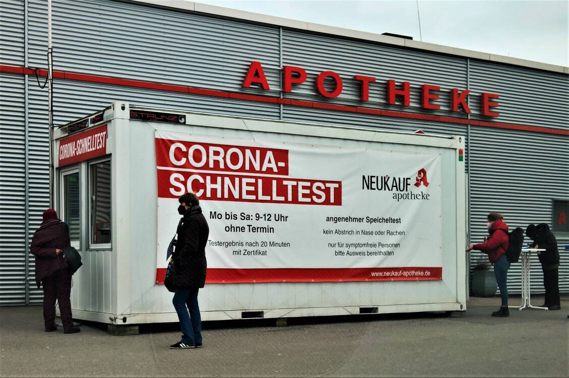 Die Bundesregierung will einerseits dafür sorgen, dass die Test-Infrastruktur der Apotheken erhalten bleibt. Andererseits sollen nur noch bestimmte Patienten Anspruch auf Bürgertests haben. / Foto: imago images/Manfred Segerer
