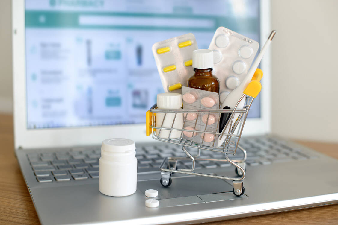 Per Klick Medikamente bestellen: Online-Apotheken erlebten in der Corona-Zeit einen Boom. Für viele Verbraucher ist dieses digitale Angebot weiterhin sehr zentral.  / Foto: Adobe Stock/evso
