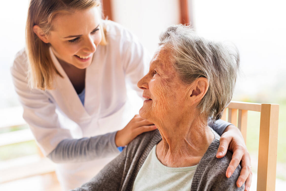 Auch Patientinnen und Patienten im Altenheim haben Anspruch auf pharmazeutische Dienstleistungen. / Foto: Adobe Stock/Halfpoint
