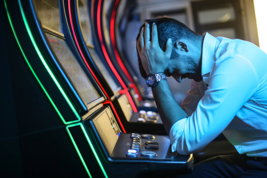 In Deutschland nehmen etwa 30 Prozent der Menschen an Glücksspielen teil. / © Getty Images/GoodLifeStudio