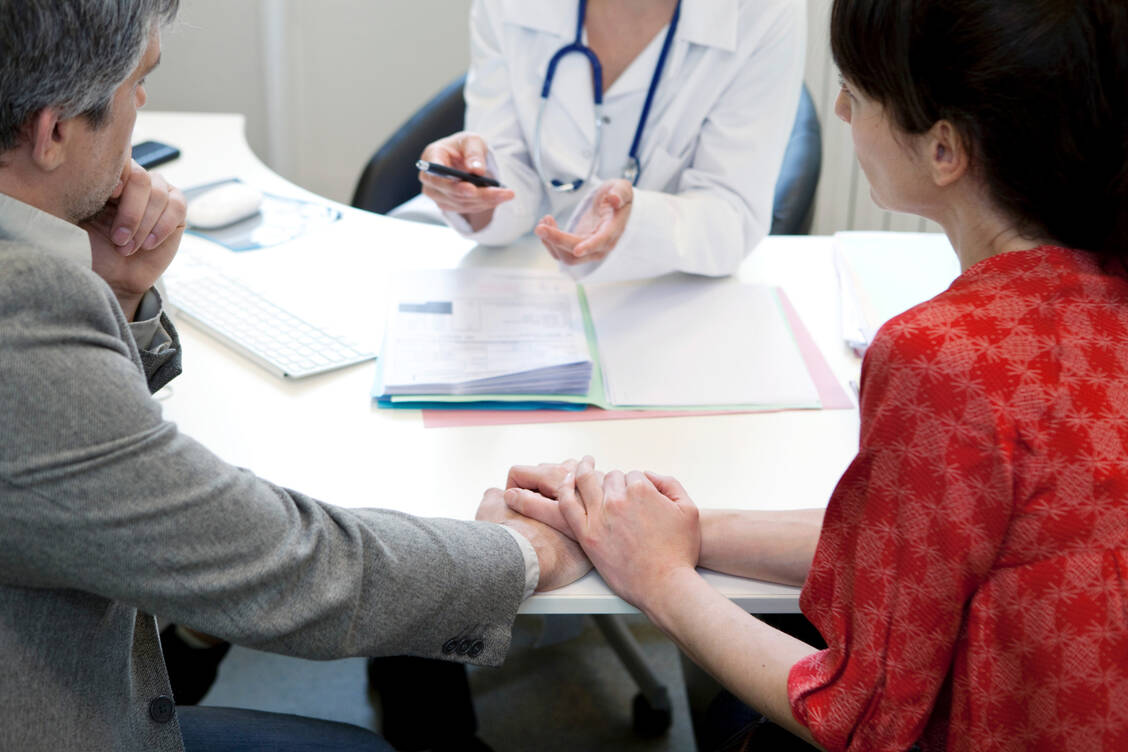Bei psychosozialen Problemen hilft dem Paar oft eine sexualtherapeutische Beratung oder kognitive Verhaltenstherapie. / © Getty Images/BSIP