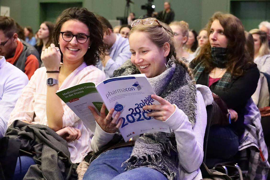 Den Pharmacon-Kongress macht neben den Fachvorträgen vor allem der persönliche Austausch mit den Kollegen aus – das ist leider in diesem Sommer nicht möglich. / Foto: PZ/Alois Müller